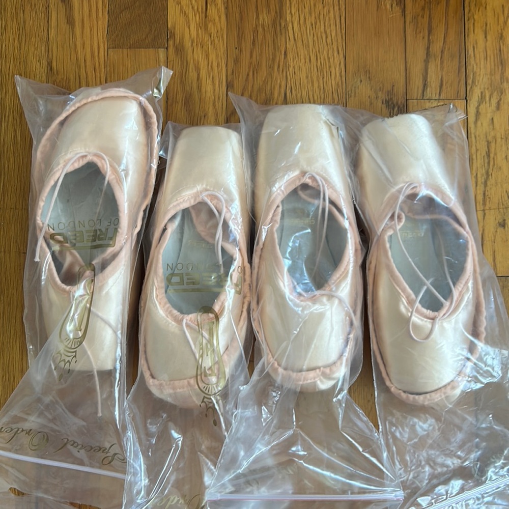 Freed Pointe shoes 5.5X DV Custom R & Y makers